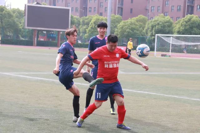 离婚13年，她独自抚养儿子，现任大学副主任